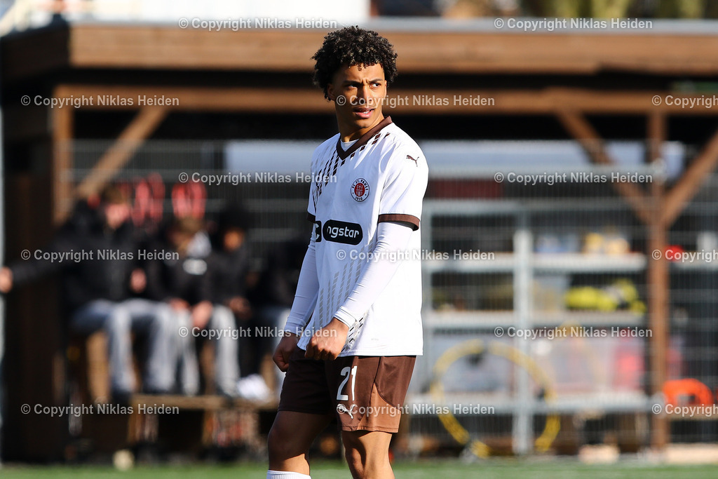 NH_FCStPauliU23_EintrachtBraunschweigU23_Testspiel_02022025 | #21 Marces-Lion Amaniampong (FC St. Pauli U23)Fußball I Herren I Testspiel I Saison 2024-2025 I FC St. Pauli U23 - Eintracht Braunschweig U23 I 02.02.2025 I Sportplatz Brummerskamp