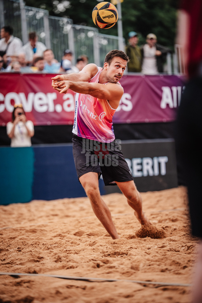 Beachvolleyball | Männer | Allianz German Beach Tour 2025 | Tourstop München | 11.07.2025 | Jannis Hopt nimmt den Ball an
