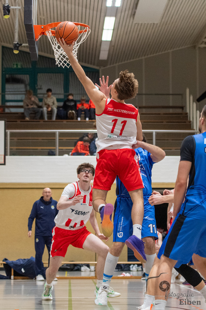 TSG Westerstede-Fortuna Logabirum | Basketball 2. Regionalliga; TSG Westerstede 2 (weiß)- Fortuna Logabirum (blau) am 12.12.2025 in Westerstede (Hössensportzentrum), Photo: Philip Eiben 2025 - Realisiert mit Pictrs.com