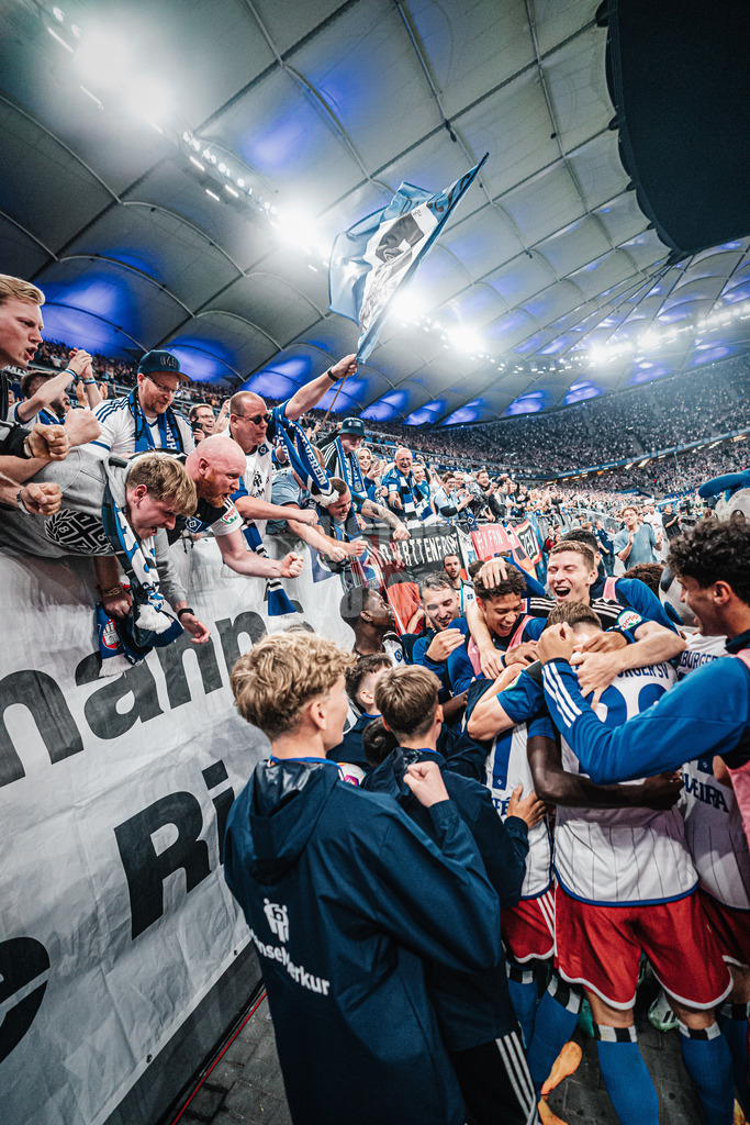 Fußball | Männer | Saison 2023/2024 | 2. Fußball-Bundesliga | 1. Spieltag | Hamburger SV vs. FC Schalke 04 | 28.07.2023 | Das HSV Team feiert den Treffer von Jean-Luc Dompe (#27, HSV)