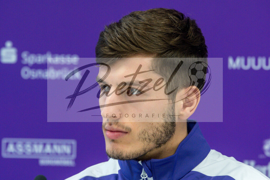 20200219_PKOSNA_0013 | Fussball, Herren: Bashkim Ajdini (VfL Osnabrueck) schaut waehrend der Pressekonferenz des VfL Osnabrueck im Presseraum des Stadion an der Bremer Bruecke am 19.02.2020 in Osnabrueck, Deutschland. - Realisiert mit Pictrs.com