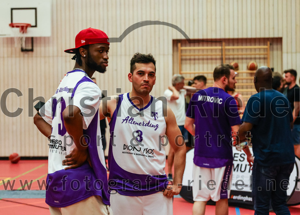 2022-05-15_150_SpVgg_Altenerding_gegen_TSV_Muenchen-Forstenried | Erding, Deutschland, 15.05.2022:
Basketball, Bezirksliga 2021 / 2022, Play-Offs, SpVgg Altenerding gegen TSV München-Forstenried, Endergebnis: 55:57

Laris Drusko (SpVgg Altenerding, #3)

Foto: Christian Riedel / fotografie-riedel.net