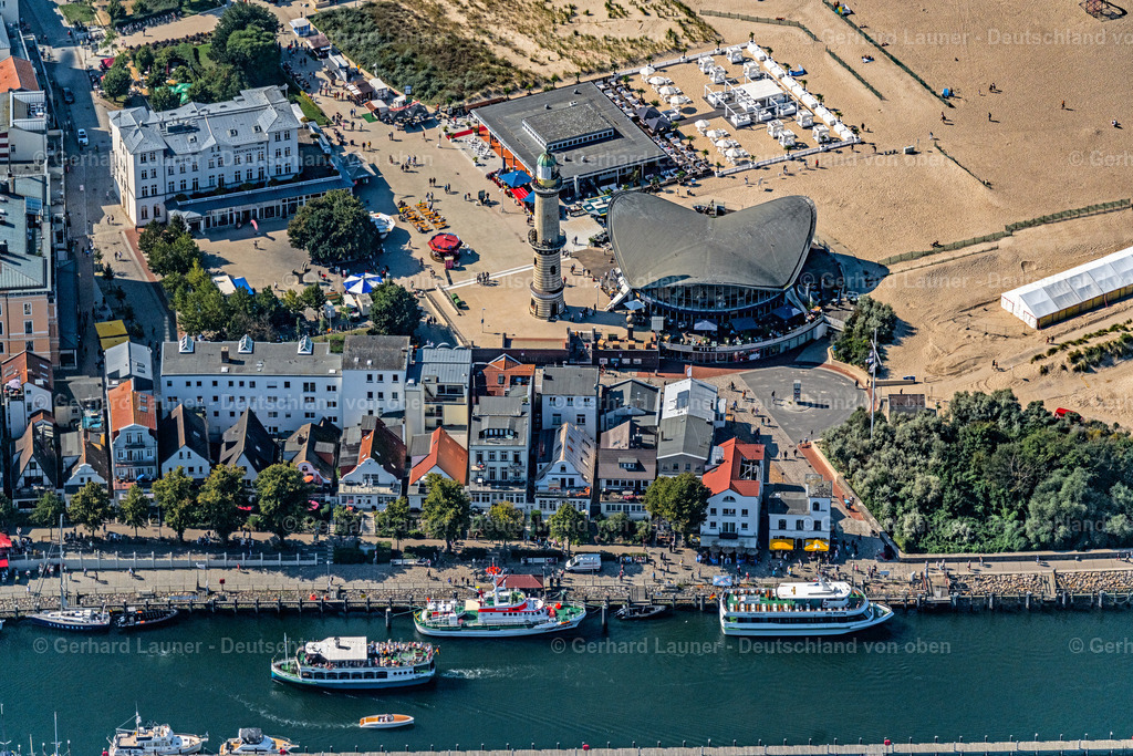 4061960 | Warnemünde Sitzbänke der Freiluft- Gaststätten Gebäude - Ensemble Leuchtturm - Teepott am Sandstrand im Ortsteil Warnemünde in Rostock im Bundesland Mecklenburg-Vorpommern, Deutschland. Weiterführende Informationen bei: Teepott-Restaurant,  w.Holz GmbH Gastronomie &amp; Catering-Team. // Tables and benches of open-air restaurants building - Ensemble Leuchtturm - Teepott in the district Warnemuende in Rostock in the state Mecklenburg - Western Pomerania, Germany. Further information at: Teepott-Restaurant,  w.Holz GmbH Gastronomie &amp; Catering-Team. Foto: Gerhard Launer