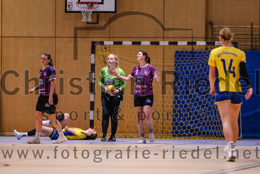 2025-02-15_038_SpVgg_Altenerding_gegen_MTV_Pfaffenhofen | Erding, Deutschland, 15.02.2025:Handball, Bezirksoberliga Frauen Altbayern 2024 / 2024, 14. Spieltag, SpVgg Altenerding gegen MTV Pfaffenhofen, Endergebnis: 27:23Torfrau Hanna Obermair (SpVgg Altenerding, #1), Janina Konrad (SpVgg Altenerding, #2), Julia Waterkotte (MTV Pfaffenhofen, #14)Foto: Christian Riedel / fotografie-riedel.net