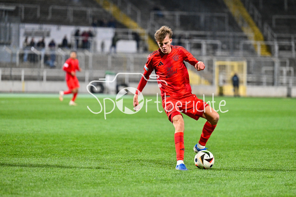 FC Bayern Amateure - SpVgg Hankofen-Hailing | am Ball Jonathan Asp JENSEN (FC Bayern München II #11) / Einzelfoto / Freisteller / Regionalliga Bayern: FC Bayern Muenchen II - SpVgg Hankofen-Hailing, Gruenwalder Stadion am 28.03.2025