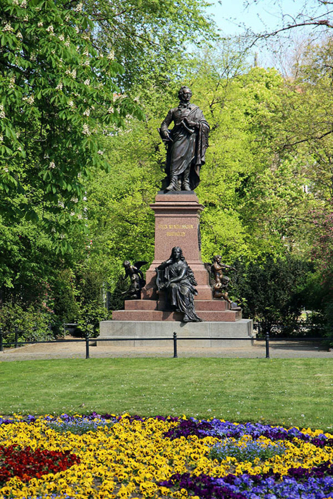 Foto: Leipzig - Mendelssohn-Denkmal | Das Team hinter BILDLEXIKON LEIPZIG bündelt historische wie aktuelle Informationen über die Stadt Leipzig in Text und Bild auf einer Plattform und stellt diese der interessierten Öffentlichkeit zur Verfügung.