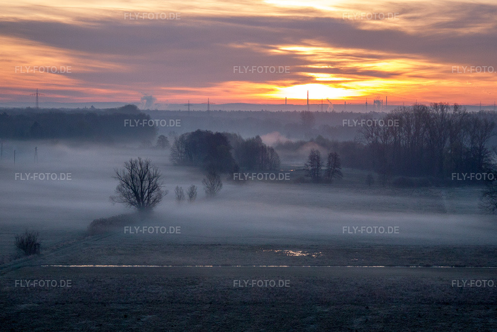 Luftbild: Sonnenaufgang und Nebel auf einem Feld in Minfeld färbt den Himmel gelb und orange im Ortsteil Büchelberg in Wörth im Bundesland Rheinland-Pfalz in Deutschland. Foto: IMG_63003.jpg vom 20.03.2014 durch Werner Riehm/FLY-FOTO.de