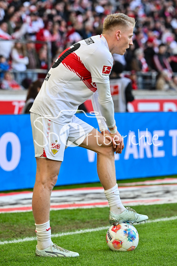 VfB Stuttgart - VfL Wolfsburg | STUTTGART, DEUTSCHLAND - 01. MÄRZ: am Ball Chris FÜHRICH (VfB Stuttgart 10)/  Einzelfoto / Freisteller während dem Bundesligamatch zwischen dem VfB Stuttgart und dem VfL Wolfsburg am 24. Spieltag in der MHP-Arena / DFL REGULATIONS PROHIBIT ANY USE OF PHOTOGRAPHS AS IMAGE SEQUENCES AND/OR QUASI-VIDEO