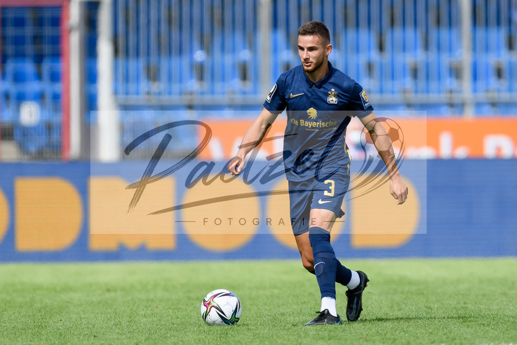 EBSTSV20210828_113 | Fussball, Herren: Niklas Lang (TSV 1860 Muenchen) in Aktion, am Ball, Einzelaktion beim Spiel der 3. Liga zwischen Eintracht Braunschweig und TSV 1860 Muenchen im Eintracht-Stadion am 28.08.2021 in Braunschweig, Deutschland.DFB / DFL REGULATIONS PROHIBIT ANY USE OF PHOTOGRAPHS AS IMAGE SEQUENCES AND/OR QUASI-VIDEO. - Realisiert mit Pictrs.com