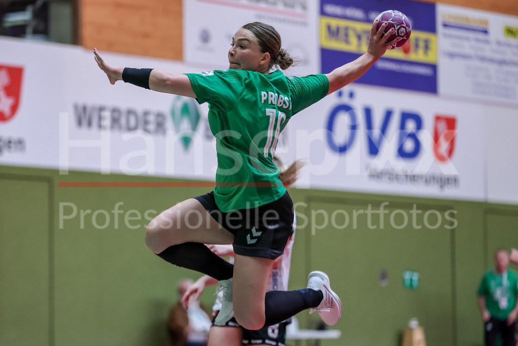 Handball, 2. Bundesliga Frauen, SV Werder Bremen - ESV 1927 Regensburg | v.li.: Madita Probst (SV Werder Bremen, 10) beim Wurf, am Ball, Spielszene, Aktion, Action