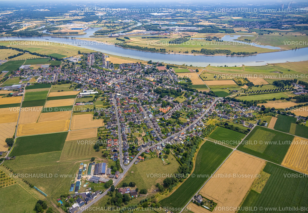 Wesel220703209 | Luftbild, Ortsansicht Ortsteil Büderich, Fluss Rhein und Bundesstraße B58, Naturschutzgebiet Rheinaue zwischen Büderich und Perrich, Büderich, Wesel, Niederrhein, Nordrhein-Westfalen, Deutschland