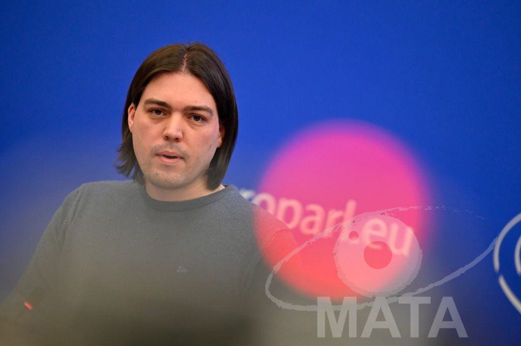 _DWI0042 | Ivan Vilibor Sincic bei einer Pressekonferenz zum Thema 'Alarmierende Statistiken zu den Folgen des COVID-Lockdowns' im Europäischen Parlament. Straßburg, 18.01.2023 - Realisiert mit Pictrs.com