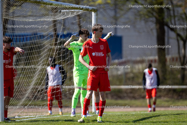 Fußball I Junioren I Saison 2025-2026 I DFB-Nachwuchsliga I 8. Spieltag I JFV Lübeck - 1. FC Magdeburg 42 | Ben Breustedt (13, JFV Lübeck) - Realisiert mit Pictrs.com