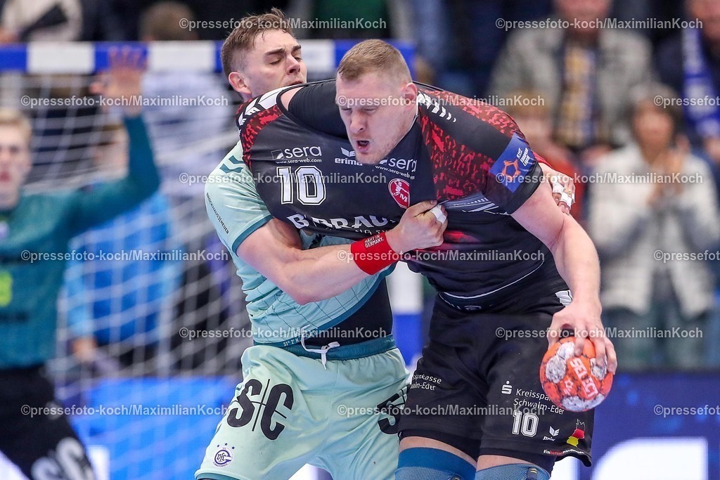 Gum25032501125 | 25.03.2025, Handball, European League - Play-Offs, VfL Gummersbach - MT Melsungen, Schwalbe-Arena: Dainis Kristopans (MT Melsungen #10) wird von Stepan Zeman (GUM #66) festgemacht