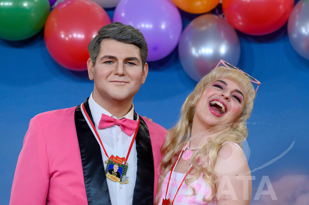 _DWA1776 | Politikerin Katharina Schulze (Grüne) mit ihrem Stellvertreter Johannes Becher (links) bei der TV-Sendung Fastnacht in Franken 2024. Veitshöchheim, 02.02.2024 Bayern Deutschland - Realisiert mit Pictrs.com