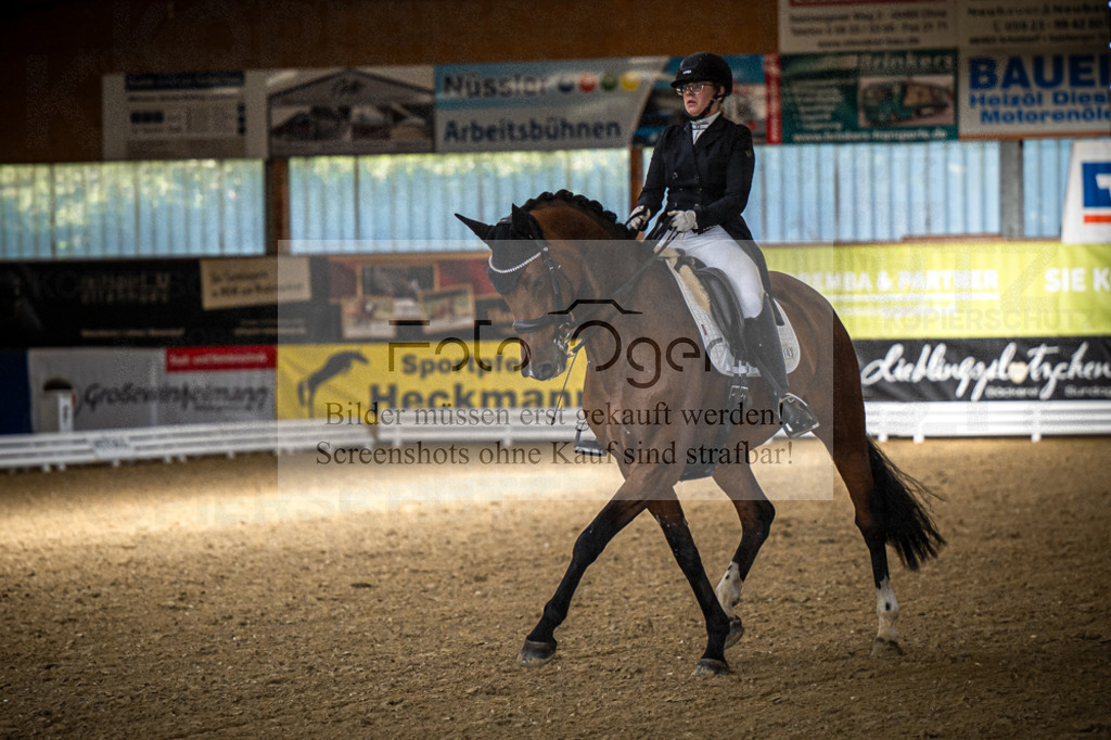 DOS_1042 | Entdecke hochwertige Reitturnierfotos von Foto Oger. Professionell, emotional und authentisch – jetzt Lieblingsmomente im Shop bestellen.Deutschlandweite Turnierfotografie. - Realisiert mit Pictrs.com