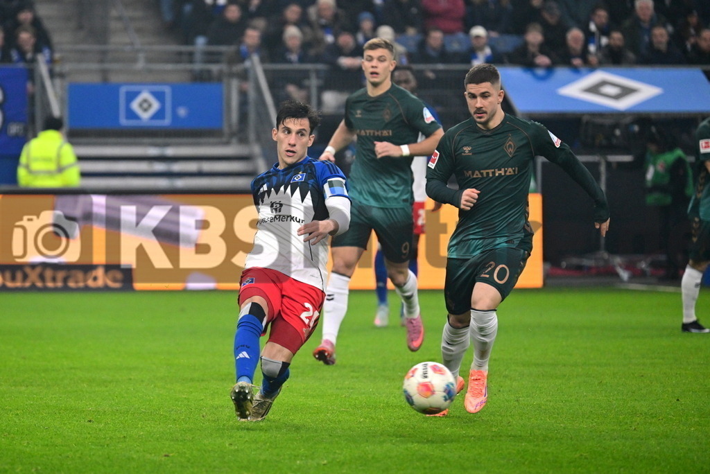 KBS Picture_HSV-WerderBremen_001 | v.l. Capaldo Nicolas (HSV) , Schmid Romano (Werder Bremen) ,Sportplatz :  Volksparkstadion, - Realisiert mit Pictrs.com
