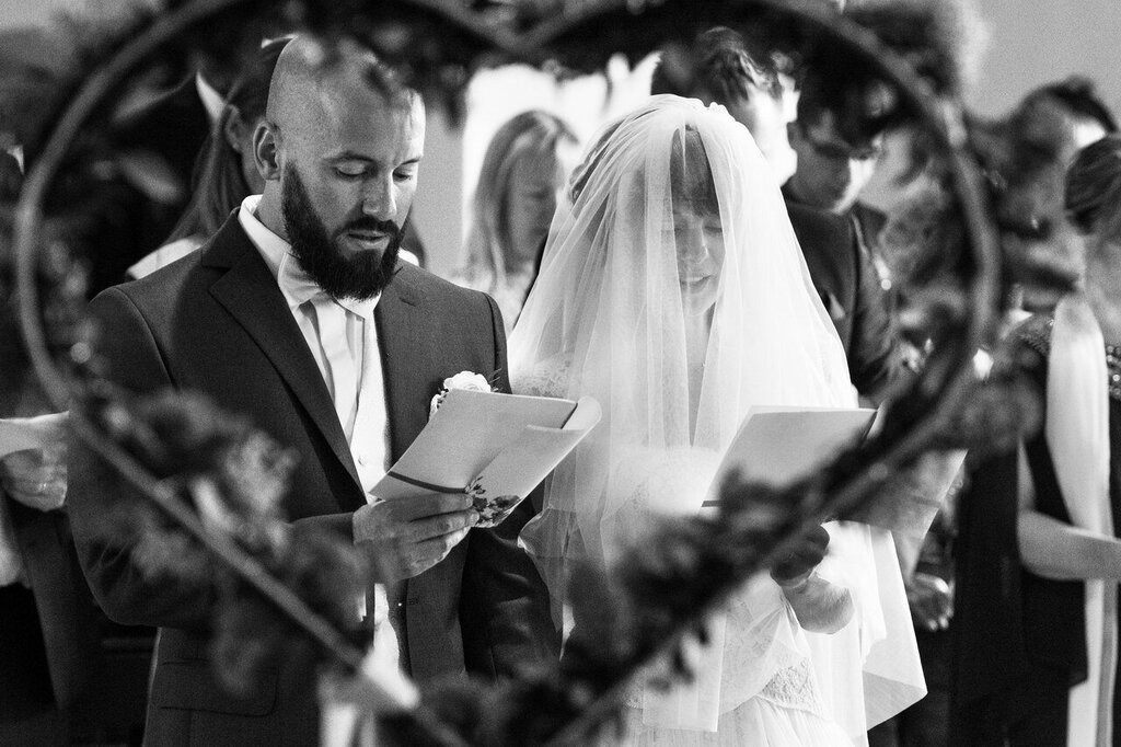 Hochzeit_Trauung_133 | Mein Name ist Arkadius. Ich fotografiere Ihre Hochzeit in Frankfurt und im Umkreis von 200 km. Als Fotograf bin ich noch bekannt im Bereich Business- und Modefotografie.