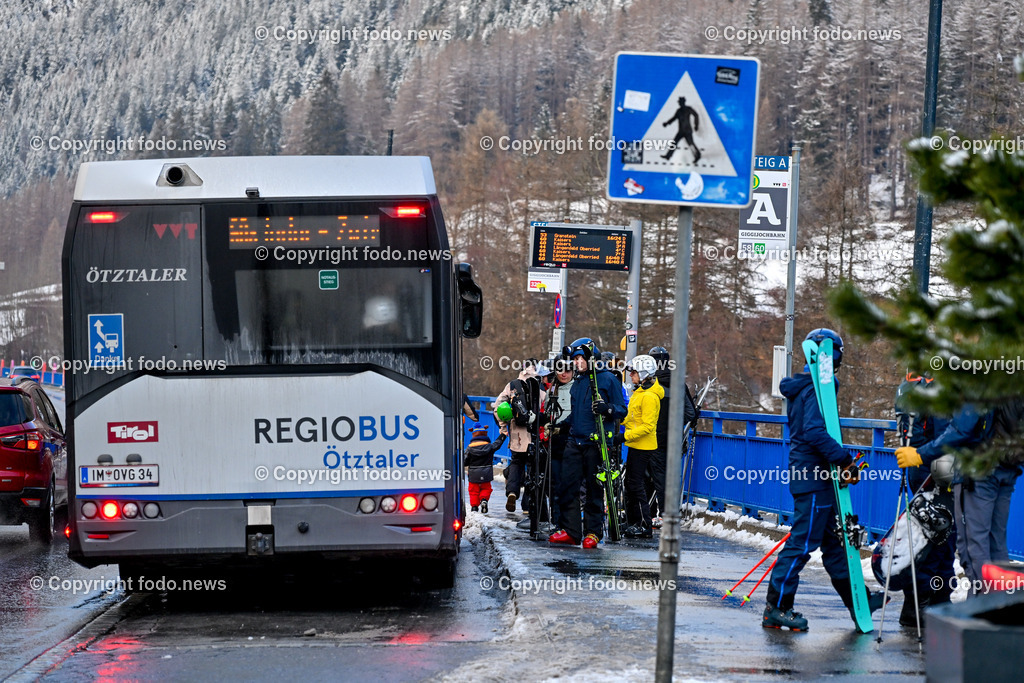 Oesterreich_ Tirol_ Soelden_ 26.01.2025-24 | 26.01.2025,Tirol, AUT, Soelden, im Bild Themenbild, Stadtansichten, Ski, Skifahren, Skiurlaub, Skifahrer, Urlauber, Touristen, Skitouristen, Apre Ski, Rent Ski, Sport, Geschaeft, Shop, Hotel, Bahn, Bergbahn, Gondel, Skibus, Oetztaler Alpen, Berge
