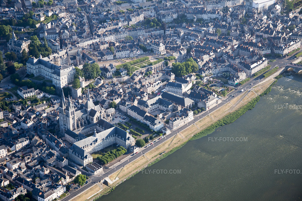 Aerial view: View of the town in Blois in the state Loir et Cher, France. – Photo: IMG_082038.jpg taken on 06/20/2015 by Werner Riehm/FLY-FOTO.com – Resolution of the original: 5472 x 3648 px