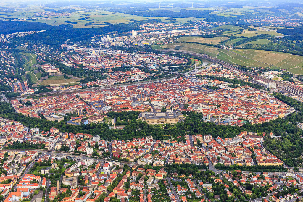 Luftbild: Übersicht Altstadt mit Residenz Würzburg und Hofgarten aus Osten im Ortsteil Altstadt in Würzburg im Bundesland Bayern in Deutschland. Foto: IMG_089816.jpg vom 11.06.2016 durch Werner Riehm/FLY-FOTO.deBayerische Schlösserverwaltung | Residenz Würzburg | Aktuelles