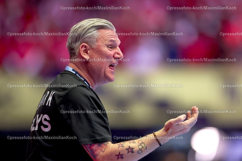 EHF18012602101 | 18.01.2026, Handball, Men's EHF EURO 2026, Dänemark - Rumänien, Jyske Bank Boxen in Herning, Dänemark, Preliminary Round:  Headcoach Nikolaj Jacobsen (Denmark #hc) gestikulierend am Spielfeldrand  