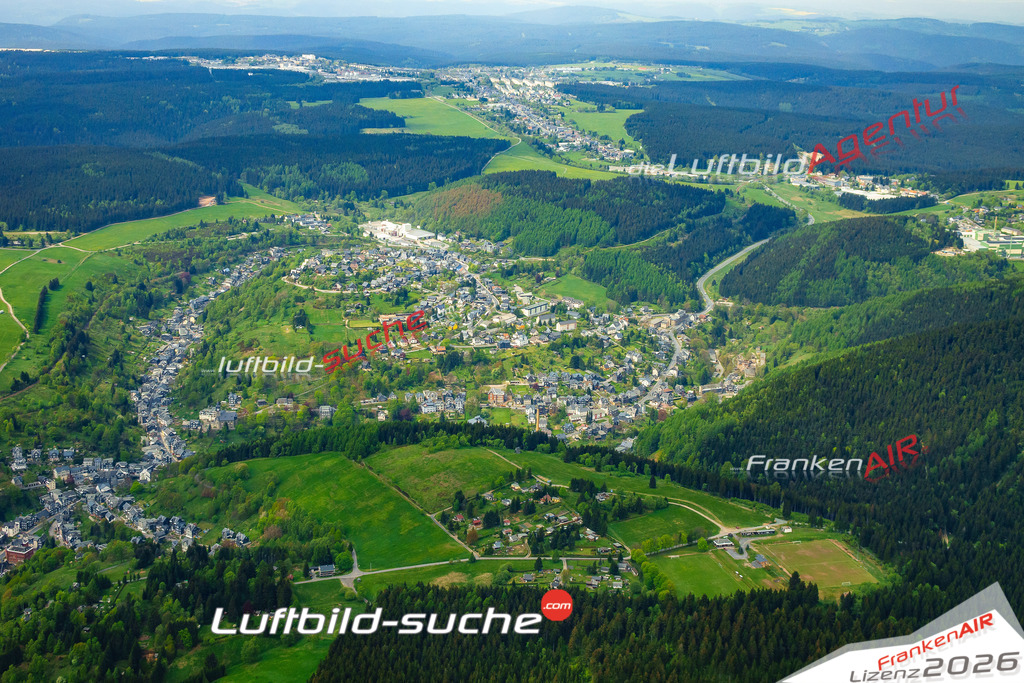 Die Luftaufnahme der Stadt Lauscha wurde vom UL-Flugzeug heraus erstellt ( keine Drohne )- hohe Auflösung für beste Qualität