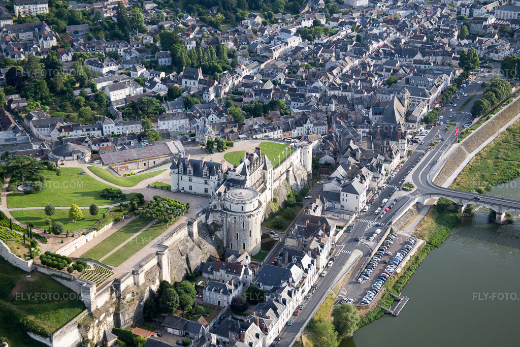 Aerial view: View of the town in Amboise in the state Indre et Loire, France.Photo: IMG_082354.jpg taken on 06/20/2015 by Werner Riehm/FLY-FOTO.comResolution of the original: 5472 x 3648 px
