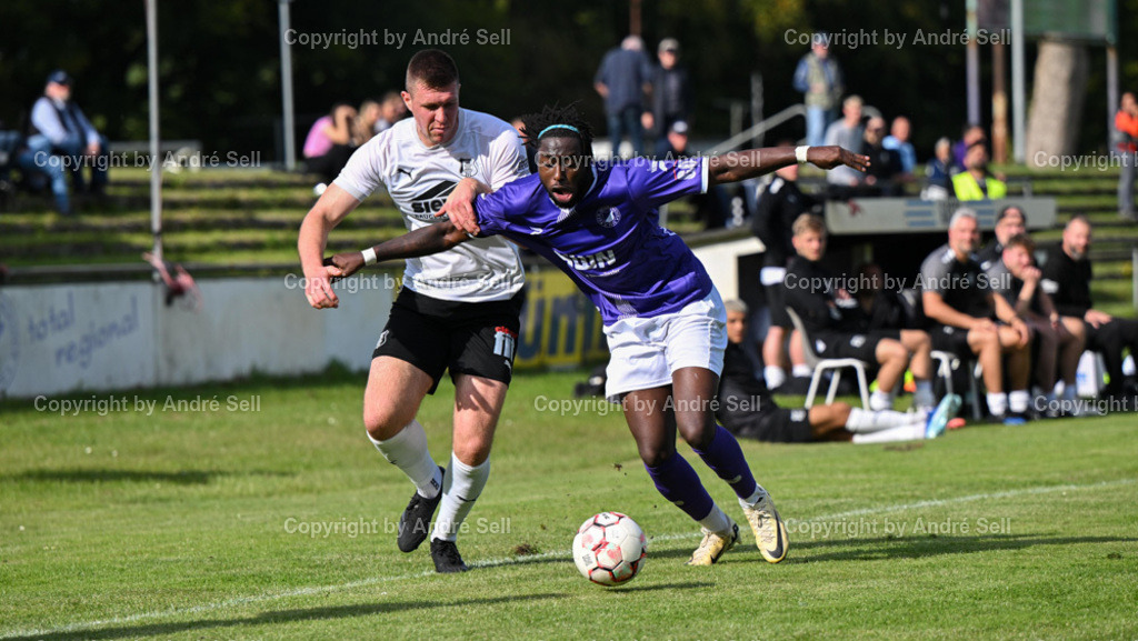 VfR Neumünster vs Eckernförder SV | Stephen Prom (VfR #16) / Nils Wölki (ESV #24) - Fußball-Oberliga Männer 2024/2025 / VfR Neumünster vs Eckernförder SV / VfR-Stadion / Neumünster / 15.09.24 - Realisiert mit Pictrs.com