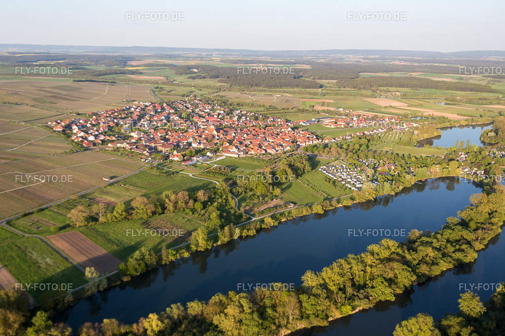 Dorfkern an den Fluß- Uferbereichen der Main-Aue | Luftbild: Dorfkern an den Fluß- Uferbereichen der Main-Aue in Sommerach im Bundesland Bayern in Deutschland. Foto: IMG_088026.jpg vom 06.05.2016 durch Werner Riehm/FLY-FOTO.de - Realisiert mit Pictrs.com