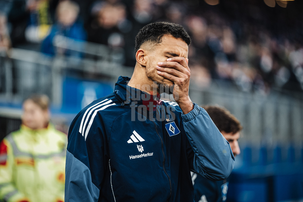 Fußball | Männer | Saison 2025/2026 | 1. Fußball-Bundesliga | 10. Spieltag | Hamburger SV vs. Borussia Dortmund | 08.11.2025 | Robert Glatzel (#9, HSV) wischt sich durchs Gesicht beim Einlauf ins Stadion