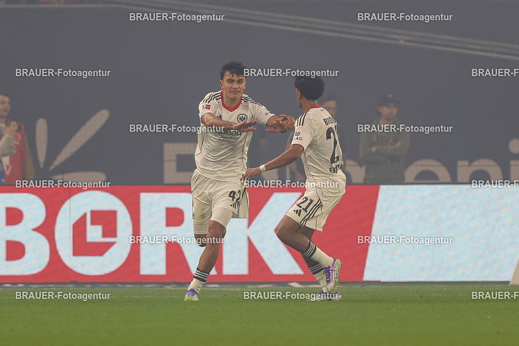 Bayer 04 Leverkusen vs Eintracht Frankfurt - Bundesliga  | Leverkusen, Deutschland, 12.09.25:   Can Yilmaz Uzun (Eintracht Frankfurt) Torjubel, jubelt nach seinem Treffer zum 2:1 waehrend des Spiels der Bundesliga zwischen  Bayer 04 Leverkusen vs Eintracht Frankfurt in der BayArena(Foto von Brauer-Fotoagentur / Adrian Schlueter)