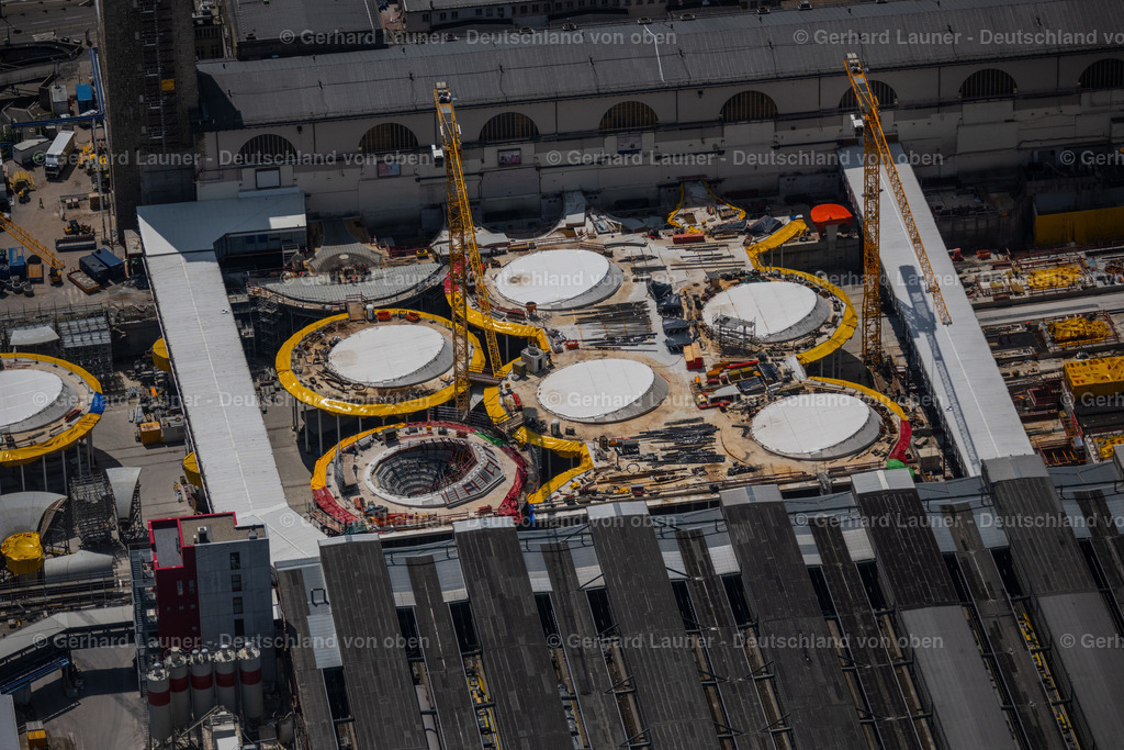 4046441 | STUTTGART 19.07.2021 Bauarbeiten zum Verkehrs- und Städtebauprojekt " Stuttgart 21 " im Ortsteil Stadtzentrum in Stuttgart im Bundesland Baden-Württemberg. Weiterführende Informationen bei: DB Netz AG,  Deutsche Bahn AG,  Ed. Züblin AG,  GODEL-BETON GmbH,  HTG Ingenieurbüro für Bauwesen GmbH,  SÜLZLE Stahlpartner GmbH,  Vössing Ingenieurgesellschaft mbH. // Building of the main station of the railway and construction site for the development project "Stuttgart 21" in the district Stadtzentrum in Stuttgart in the state of Baden-Wurttemberg. Further information at: DB Netz AG,  Deutsche Bahn AG,  Ed. Zueblin AG,  GODEL-BETON GmbH,  HTG Ingenieurbuero fuer Bauwesen GmbH,  SUeLZLE Stahlpartner GmbH,  Voessing Ingenieurgesellschaft mbH. Foto: Gerhard Launer