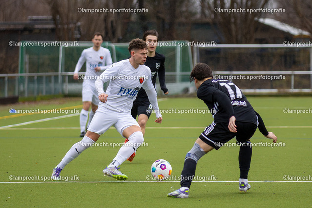 Fußball I Herren I Saison 2025-2026 I Landesfreundschaftsspiel I SC Rönnau - SSG Rot-Schwarz Kiel 024 | v.l. Tom Bennet Lemke (18, SSG Rot-Schwarz Kiel), Jonte Christoph Frommhagen (17, SC Rönnau) - Realisiert mit Pictrs.com