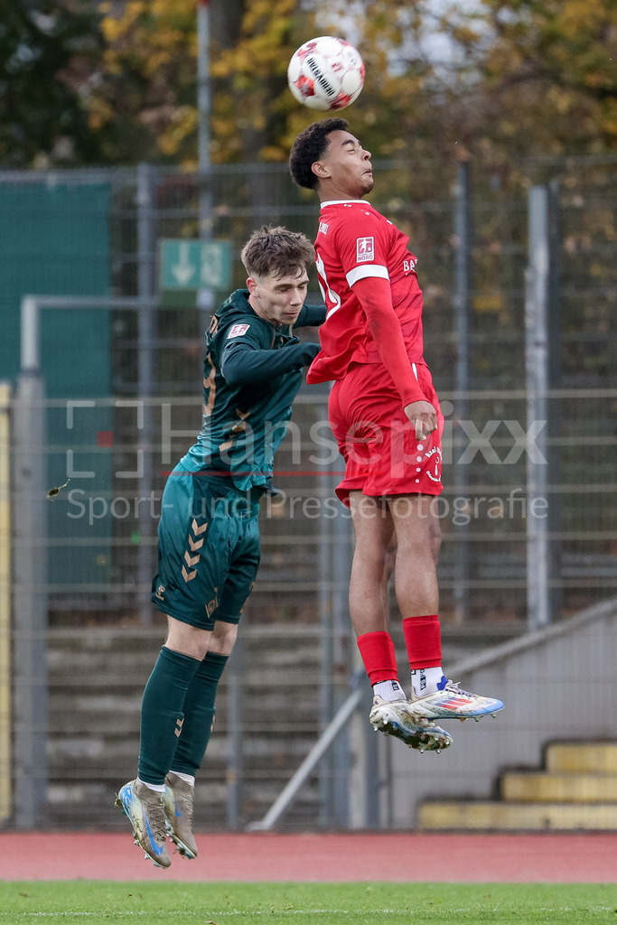 Fussball, Regionalliga Nord, SV Werder Bremen II - FSV Schöningen | v.li.: Paul Levi Wagner (SV Werder Bremen II, 29) und Jordi Njoya (FSV Schöningen, 29) im Kopfballduell, Kopfball, Zweikampf, Action, Aktion, Spielszene