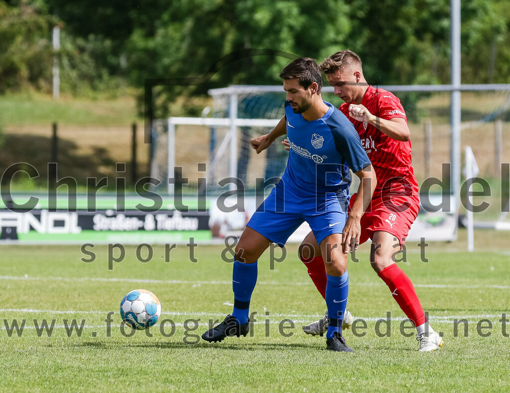 2023-07-08_031_FC_Langengeisling_gegen_TSV_Buchbach | Erding, Deutschland, 08.07.2023:
Fußball, Bezirksliga Oberbayern Ost 2023 / 2024, Testspiel, FC Langengeisling gegen TSV Buchbach, Endergebnis: 0:6

Kilian Stenzel (FC Langengeisling, #32), Levin Ramstetter (TSV Buchbach, #20)

Foto: Christian Riedel / fotografie-riedel.net