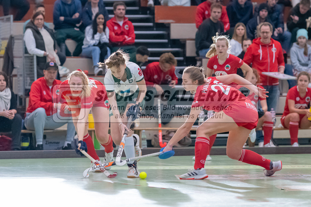 HK_20230108_102526 | 1. Bundesliga ( Halle ) Damen Crefelder HTC - Uhlenhorst Mülheim am 8.1.2023 Crefelder HTC  ( CHTC ), Krefeld , Küskes Anna ( Crefelder HTC #44 ) , Hamacher Leni ( Crefelder HTC #26 ) , Maike Scheuer ( Uhlenhorst Mülheim #48 )