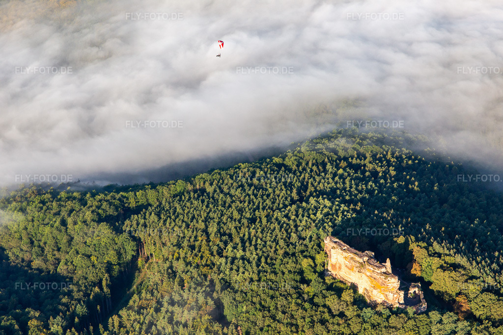 Luftbild: Château Fort de Fleckenstein in Lembach im Bundesland Bas-Rhin in Frankreich. – Foto: IMG_138913.jpg vom 24.09.2023 durch Werner Riehm/FLY-FOTO.de – Auflösung des Originals: 5472 x 3648 px – Château fort de Fleckenstein