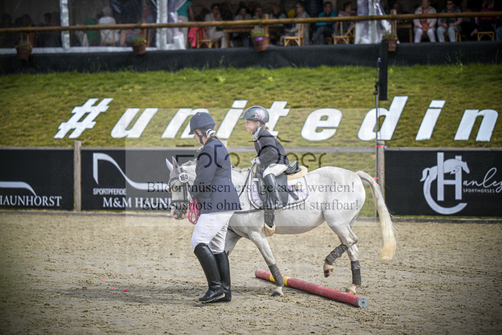 DOS_0242 | Entdecke hochwertige Reitturnierfotos von Foto Oger. Professionell, emotional und authentisch – jetzt Lieblingsmomente im Shop bestellen.Deutschlandweite Turnierfotografie. - Realisiert mit Pictrs.com