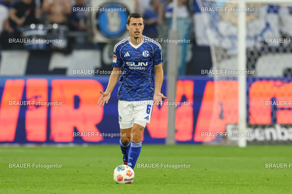 1_S04BER_20250801_1578.JPG -  - FC Schalke 04 - Hertha BSC Berlin - 2. Bundesliga | Gelsenkirchen, Deutschland, 01.08.25: Ron Schallenberg (FC Schalke 04) in Aktion, am Ball, Einzelaktion waehrend des Spiels der 2. Bundesliga zwischen FC Schalke 04 - Hertha BSC Berlin in der Veltins-Arena am 01. August 2025 in Gelsenkirchen, Deutschland. (Foto von Stefan Brauer/Brauer-Fotoagentur)DFB/DFL REGULATIONS PROHIBIT ANY USE OF PHOTOGRAPHS AS IMAGE SEQUENCES AND/OR QUASI-VIDEO.