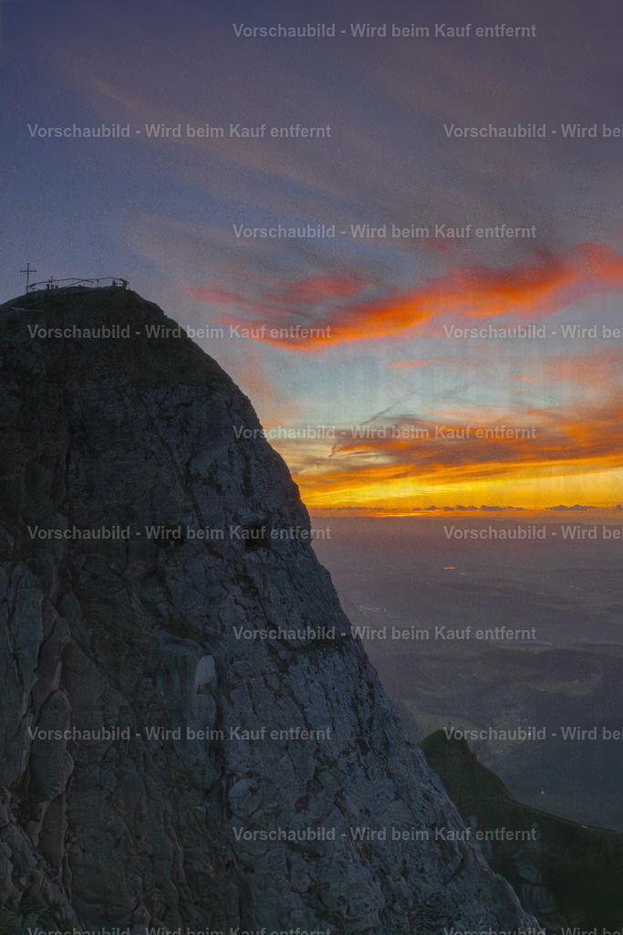 Sonnenuntergang auf dem Pilatus | Sonnenuntergang auf dem Pilatus mit warmem Abendlicht, leuchtenden Wolken und Blick über die Zentralschweiz. Eine ruhige Bergserie zwischen Fels, Himmel und letzter Tagesfarbe. - Realisiert mit Pictrs.com