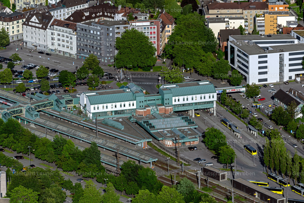 4032764 | BREGENZ 12.06.2020 Gleisverlauf und Gebäude des Hauptbahnhofes und Busbahnhof in Bregenz am Bodensee in Vorarlberg, Österreich. // Track progress and building of the main station of the railway and Busbahnhof in Bregenz at Bodensee in Vorarlberg, Austria. Foto: Gerhard Launer