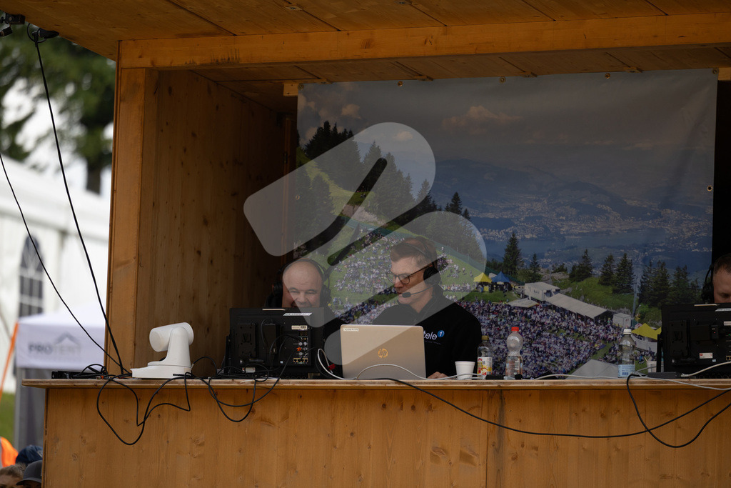 Rigi2025_1087 | Die Schwinger des Schwyzer Kantonalen Schwingerverbandes: Fotos, die Dynamik und Leidenschaft festhalten, sowie emotionale Momente aus dem traditionellen Schwingsport zeigen. - Realisiert mit Pictrs.com