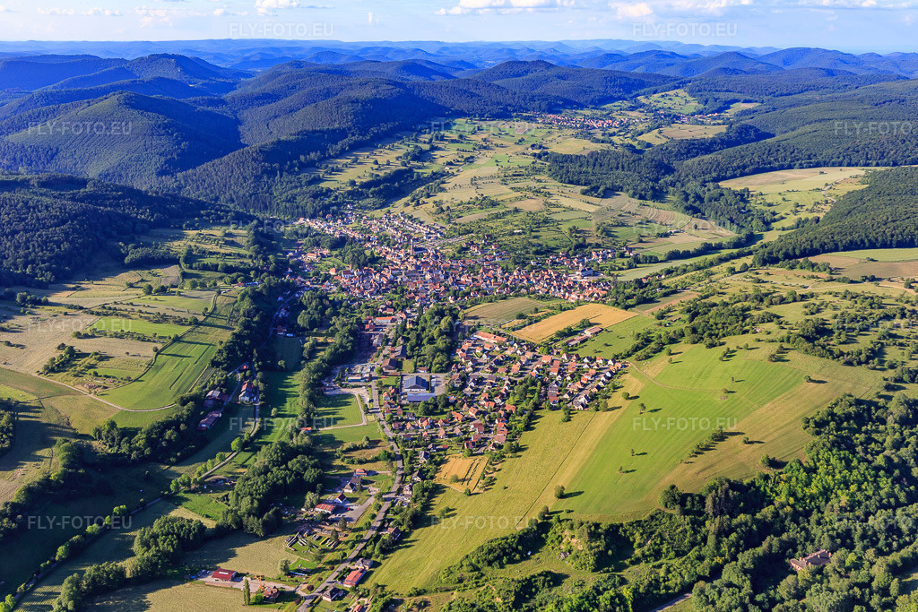 Vue aérienne: Vue de la ville depuis le sud à Lembach dans le département Bas Rhin, France.Photo: IMG_115386.jpg prise le 16/06/2019 par Werner Riehm/FLY-FOTO.euRésolution de l'original: 5472 x 3648 px