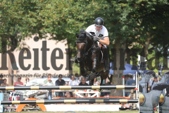 Bietigheim-Bissingen_2024_Prfg.Nr.04_Springprfg.Kl.S_m.St._Thomas Holz_Cash-Back (4) | Alle Fotos der Reiterjournal Fotografin Doris Matthaes im Reiterjournal Online-Fotoshop. - Realizado com Pictrs.com