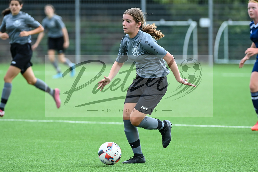 IBBGRE20200829_0014 | Fussball, C-Juniorinnen:   beim Testspiel zwischen DJK Arminia Ibbenbueren und TSG 07 Burg Gretesch im Sportzentrum Schierloh am 29.08.2020 in Ibbenbueren, Deutschland. - Realisiert mit Pictrs.com