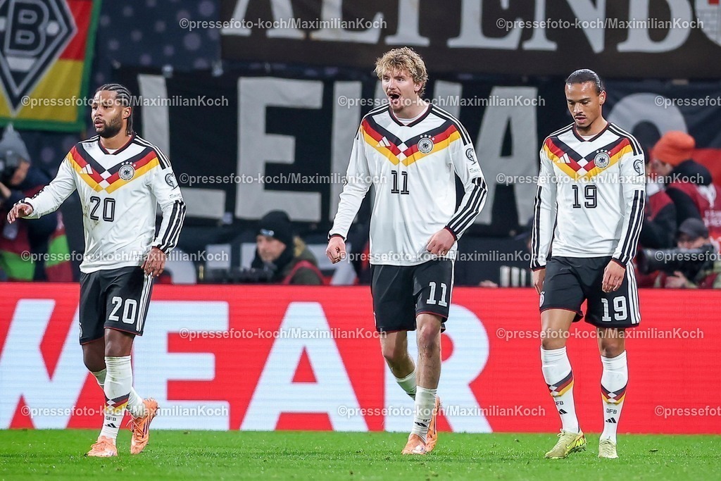 DFB17112501086 | 17.11.2025, Fußball, Länderspiel, WM-Qualifikation Europa, Deutschland - Slowakei, Red Bull Arena (Leipzig), 10. Spieltag, Saison 2025 2026: Torjubel nach dem Tor zum 1:0 durch Torschütze Nick Woltemade (GER #11) zusammen mit   der MannschaftRegulations prohibit any use of photographs as image sequences and or quasi-video.