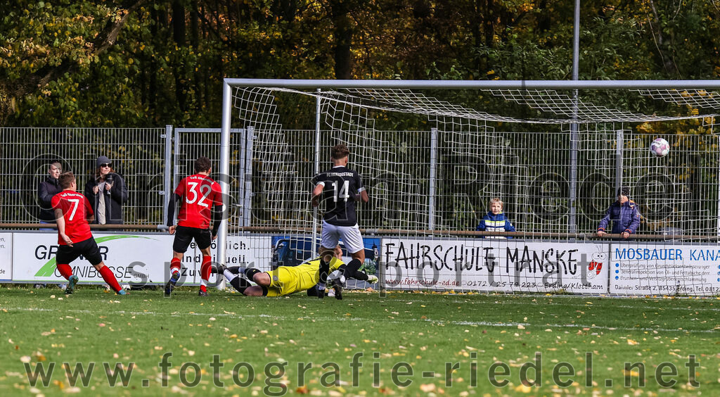 2023-11-05_036_FC_Herzogstadt_gegen_TuS_Oberding | Erding, Deutschland, 05.11.2023:
Fußball, Kreisklasse 2023 / 2024, 14. Spieltag, FC Herzogstadt gegen TuS Oberding, Endergebnis: 4:5

Tor zum 0:2 durch Sebastian Stemmer (TuS Oberding, #7)
Sebastian Stemmer (TuS Oberding, #7), Tobias Götze (TuS Oberding, #32), Torwart Florian Leininger (FC Herzogstadt, #22), Dardan Recica (FC Herzogstadt, #14)

Foto: Christian Riedel / fotografie-riedel.net
