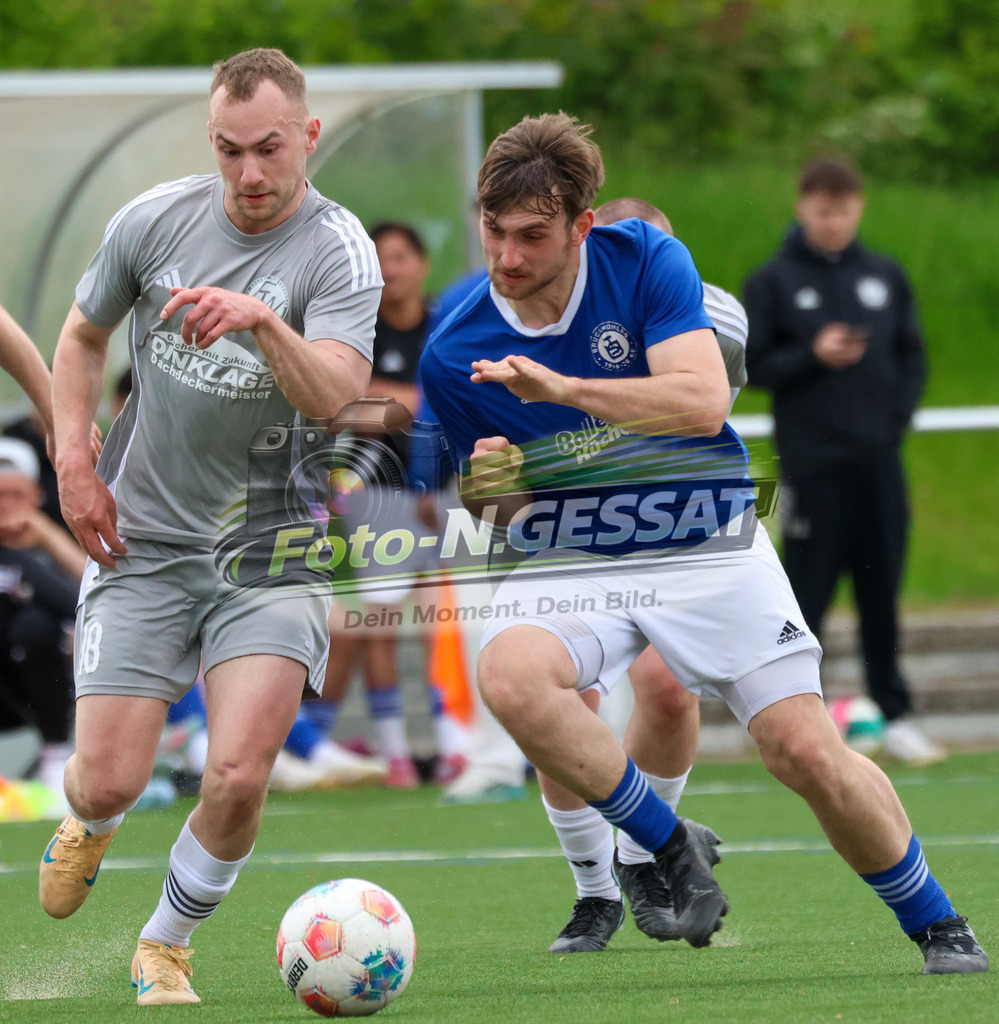 SV Enger-Westerenger - TuS Bruchmühlen | Auf dem Bild zu sehen: grau SV Enger-Westerenger: Marlon Meyer ; blau TuS Bruchmühlen: Deniz Ali ParlakSV Enger-Westerenger, TuS Bruchmühlen, Saison 25/26, Kreisliga A, Enger, Deutschland - Realisiert mit Pictrs.com