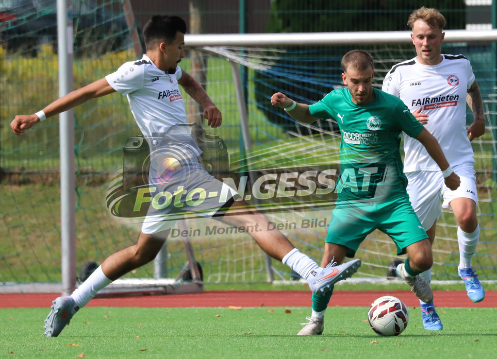 VfL Holsen - TuS GW Pödinghausen | Auf dem Bild zu sehen: weiß VfL Holsen v.l.: Niklas Jaschke, Tobias Pohl ; grün GW Pödinghausen: Umut UyanikVfL Holsen, TuS GW Pödinghausen, Saison 25/26, Kreispokal, Holsen, Deutschland - Realisiert mit Pictrs.com